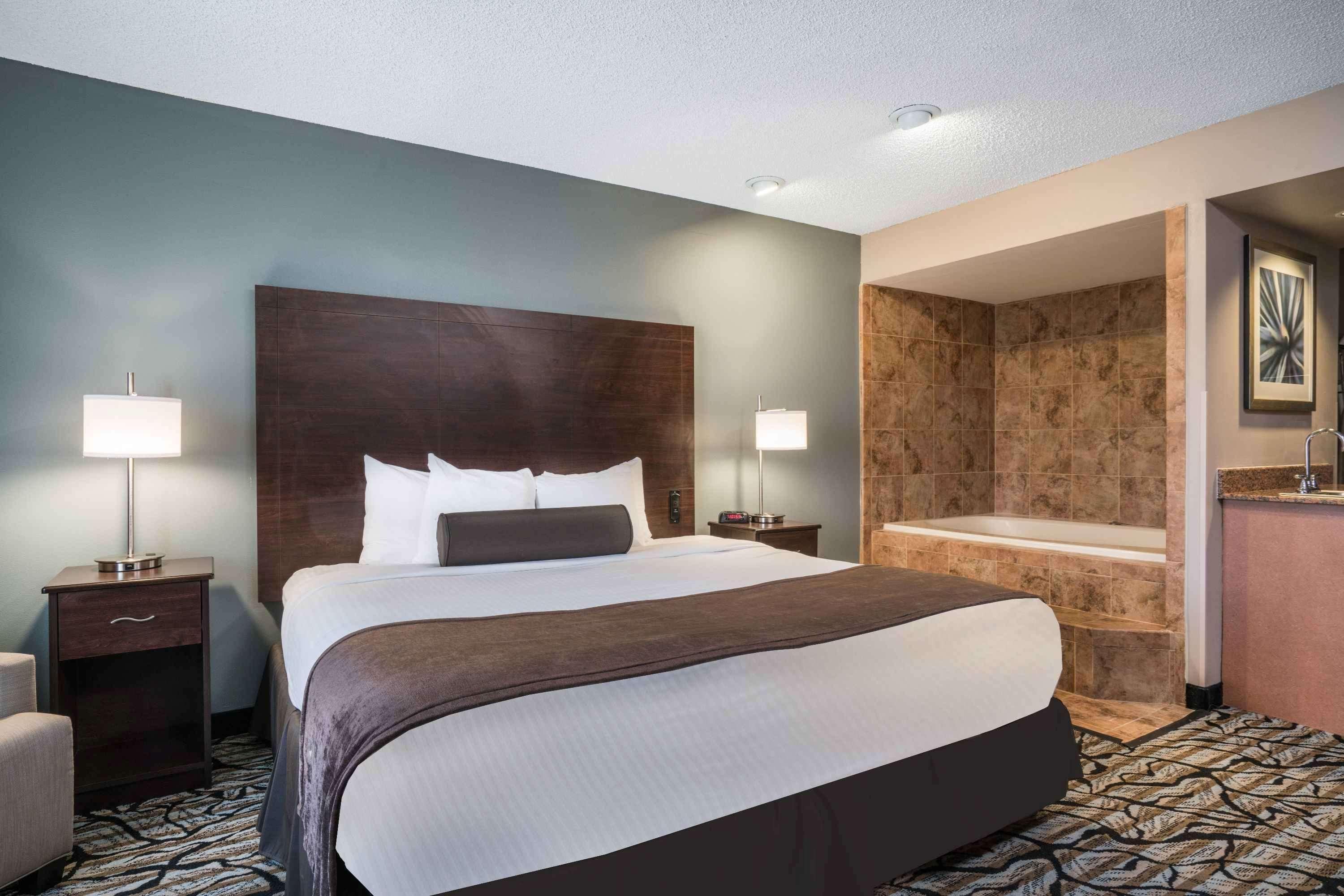 Days & By Wyndham Wausau