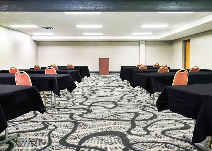 Days Inn & Suites By Wyndham Wausau