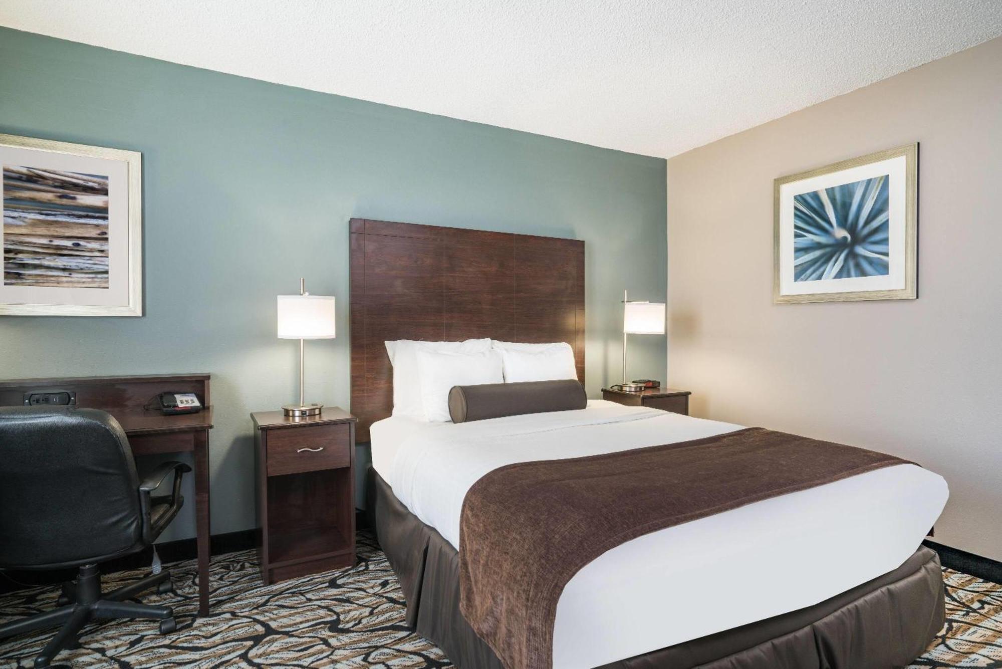 Days & By Wyndham Hotel Wausau